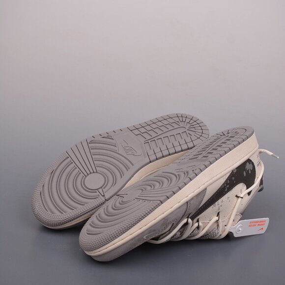 Fragment x TS x Air Jordan 1 Low Sneaker - Picture 4 of 9